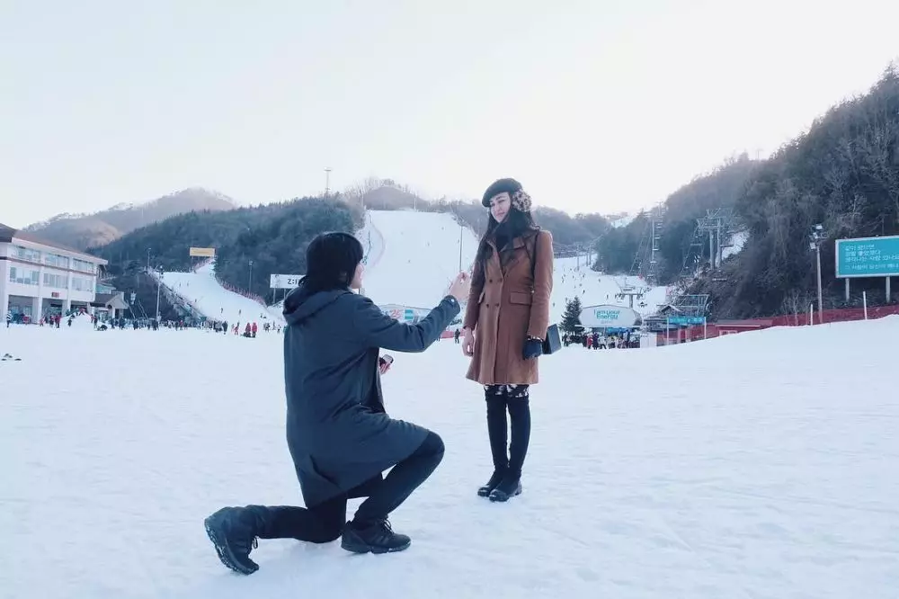 Seleb cantik di lamar saat liburan di luar negeri Instagram