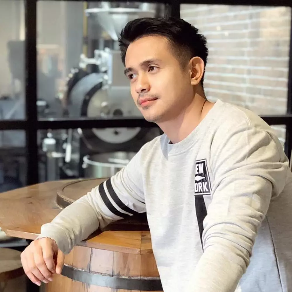 7 Potret Ajun Perwira kenakan baju adat Bali, memesona