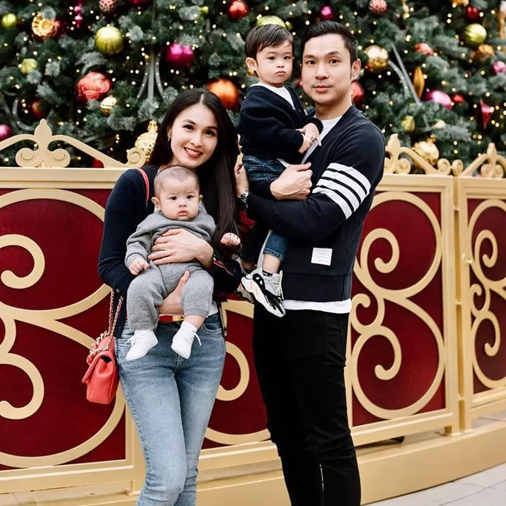 10 Pose Raphael Moeis bak orang dewasa, sepatunya jadi sorotan