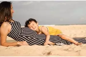 7 Potret baby bump Dahlia Poland hamil anak ketiga, cantiknya natural