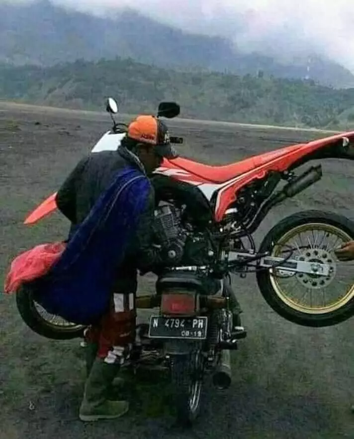 Motor jadul angkut motor sekarang Facebook/ Yudhawan