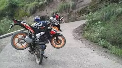 Motor jadul angkut motor sekarang Facebook/ Yudhawan