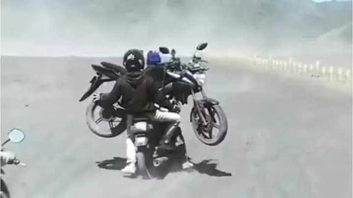 Motor jadul angkut motor sekarang Facebook/ Yudhawan