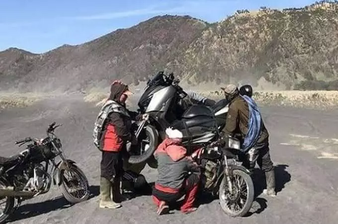 Motor jadul angkut motor sekarang Facebook/ Yudhawan