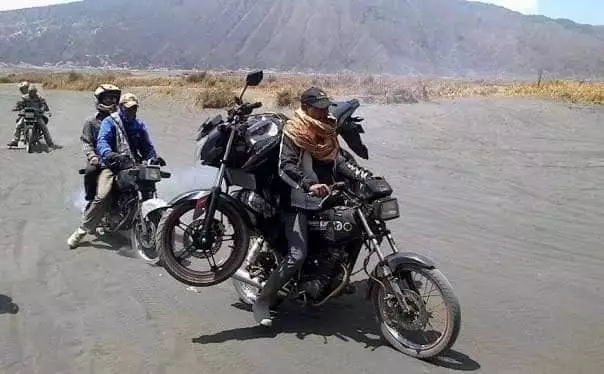 Motor jadul angkut motor sekarang Facebook/ Yudhawan