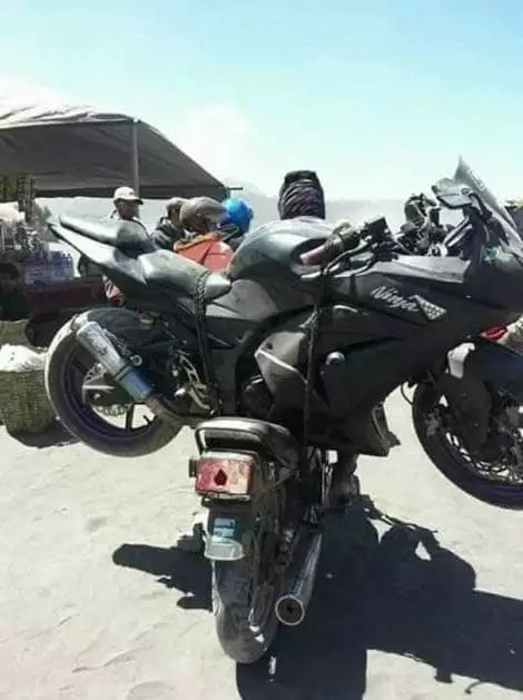 Motor jadul angkut motor sekarang Facebook/ Yudhawan