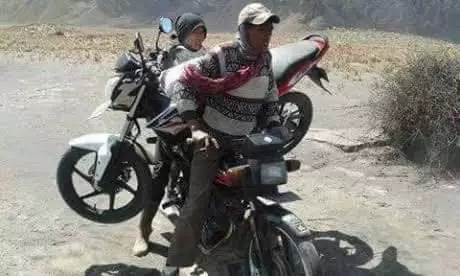 Motor jadul angkut motor sekarang Facebook/ Yudhawan