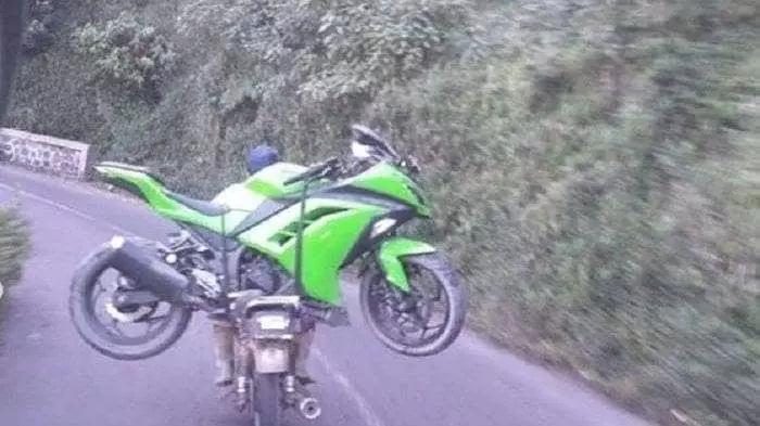 Motor jadul angkut motor sekarang Facebook/ Yudhawan