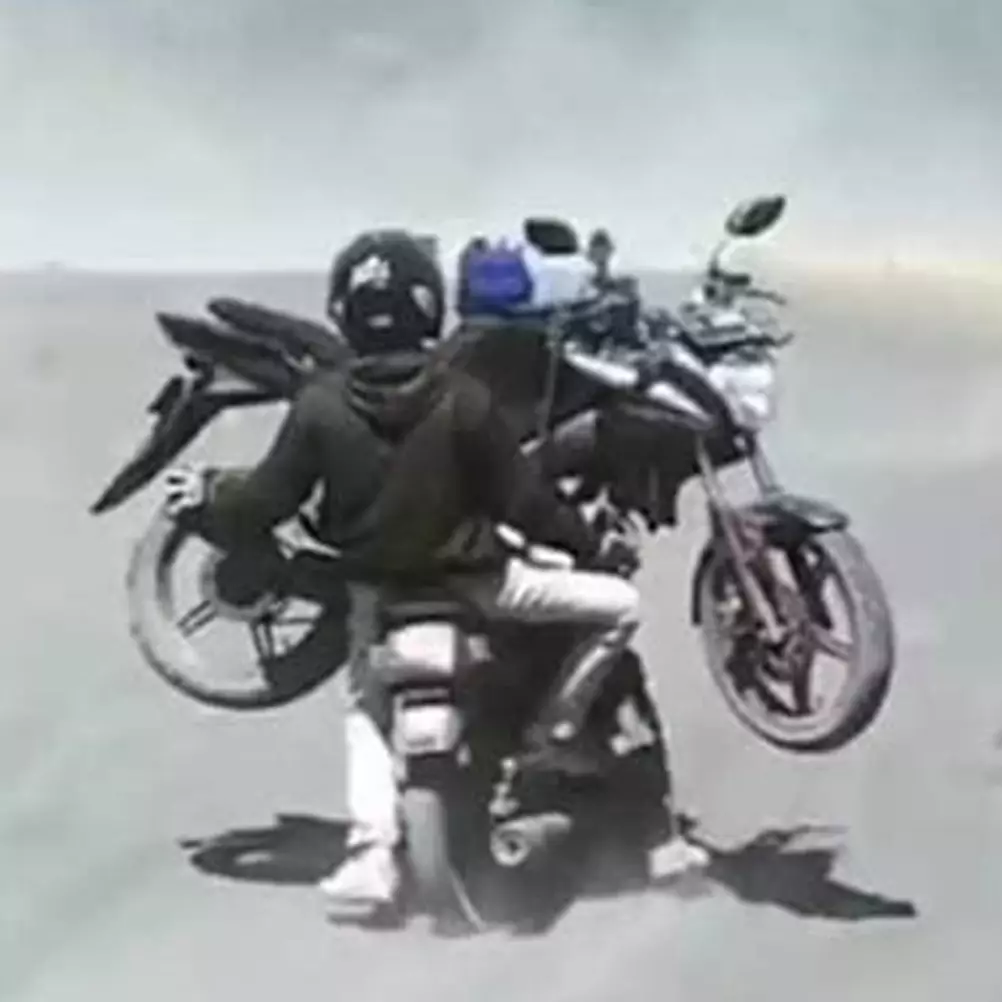 9 Potret bukti ketangguhan motor jadul, bisa angkut roda dua