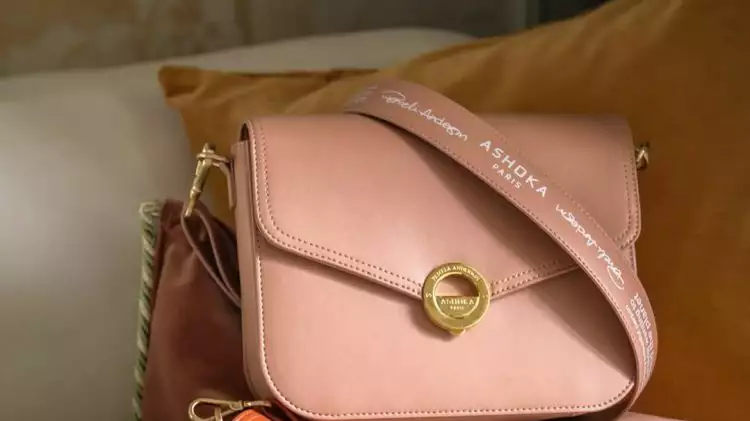 Unik, tas ini terbuat dari kulit apel dan limbah plastik