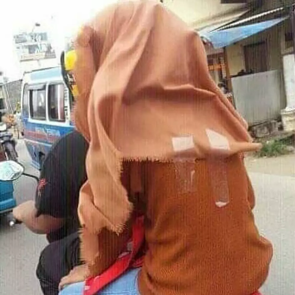 10 Momen kreatif cewek di jalan raya ini bikin tepuk jidat