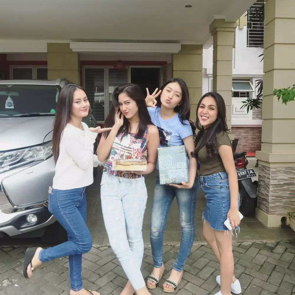 potret persahabatan natasha wilona dan ochi instagram potret persahabatan natasha wilona dan ochi instagram