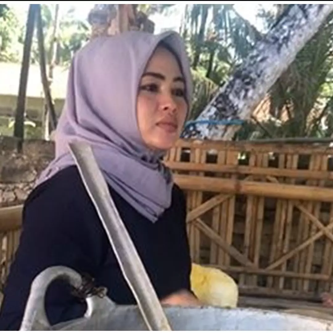 Viral tukang rujak mirip Syahrini, pembeli rela antre