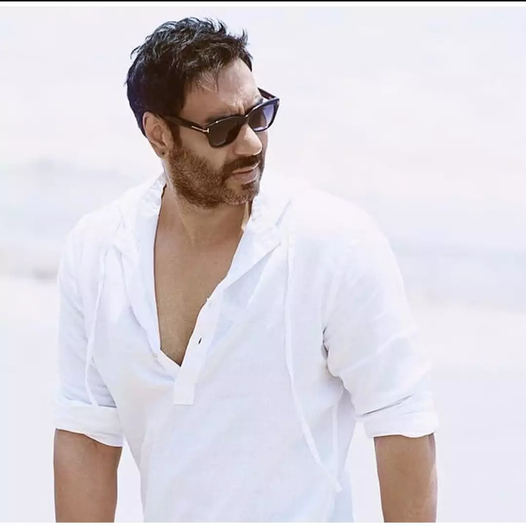 8 Foto kedekatan Ajay Devgn &amp; Abhishek Bachchan, bak saudara kandung