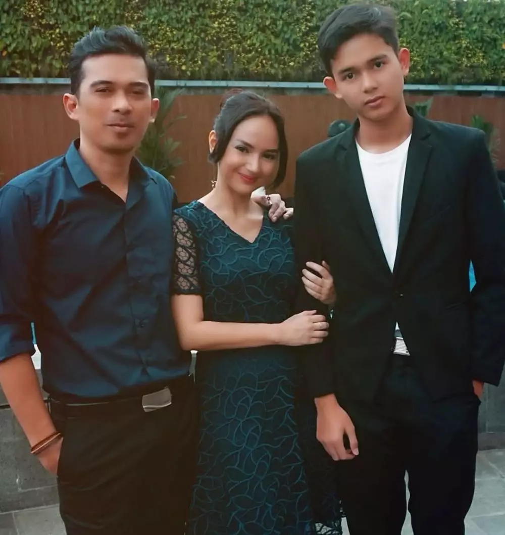 seleb bersama anak sambung Instagram