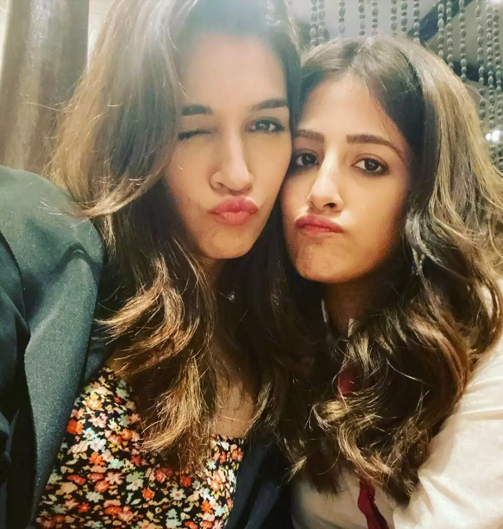 potret kebersamaan kriti sanon dan adik instagram