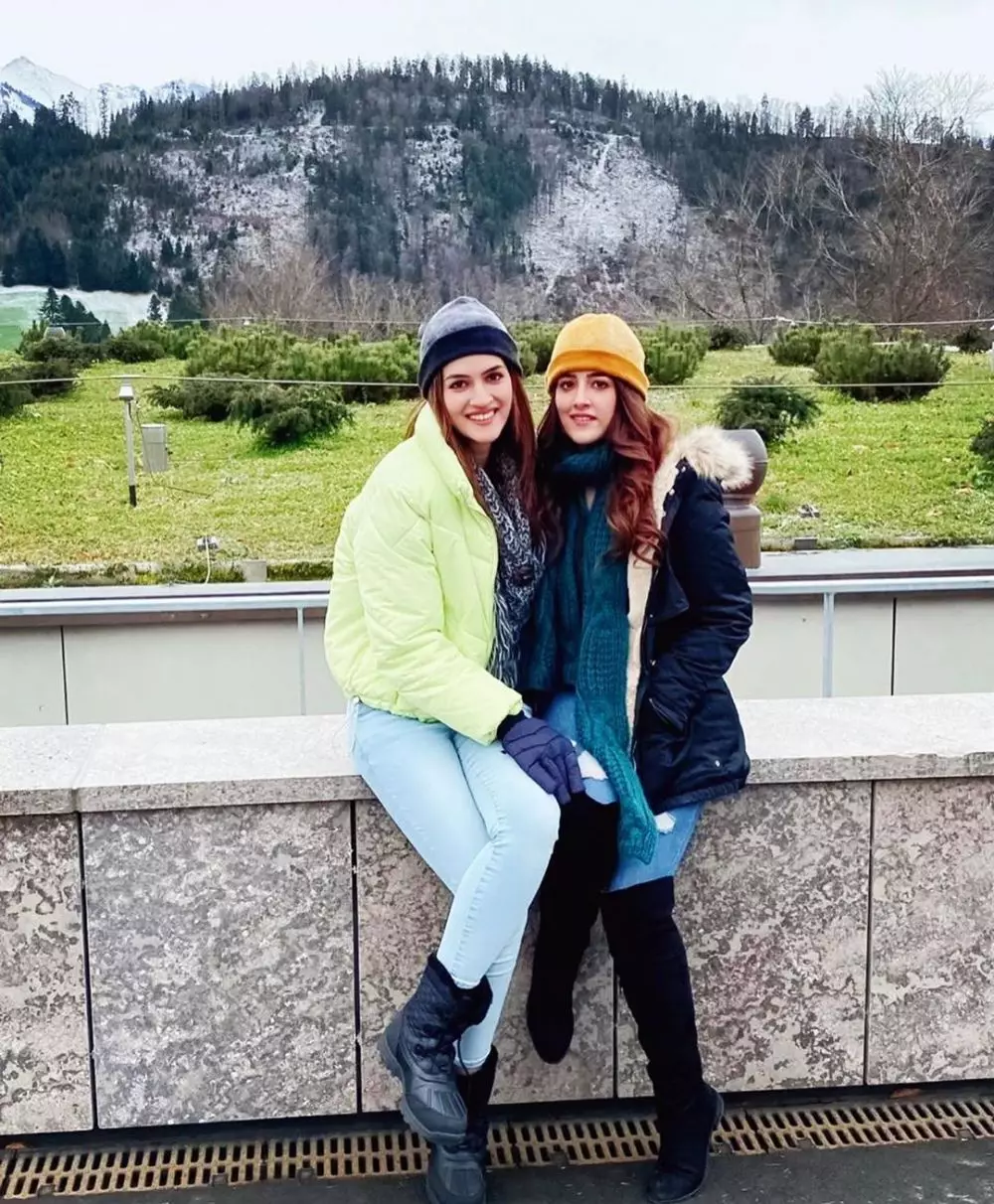 potret kebersamaan kriti sanon dan adik instagram