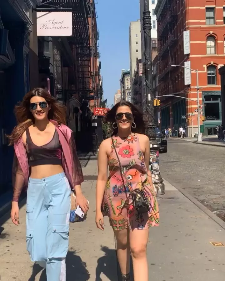 potret kebersamaan kriti sanon dan adik instagram