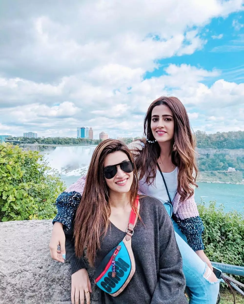 potret kebersamaan kriti sanon dan adik instagram