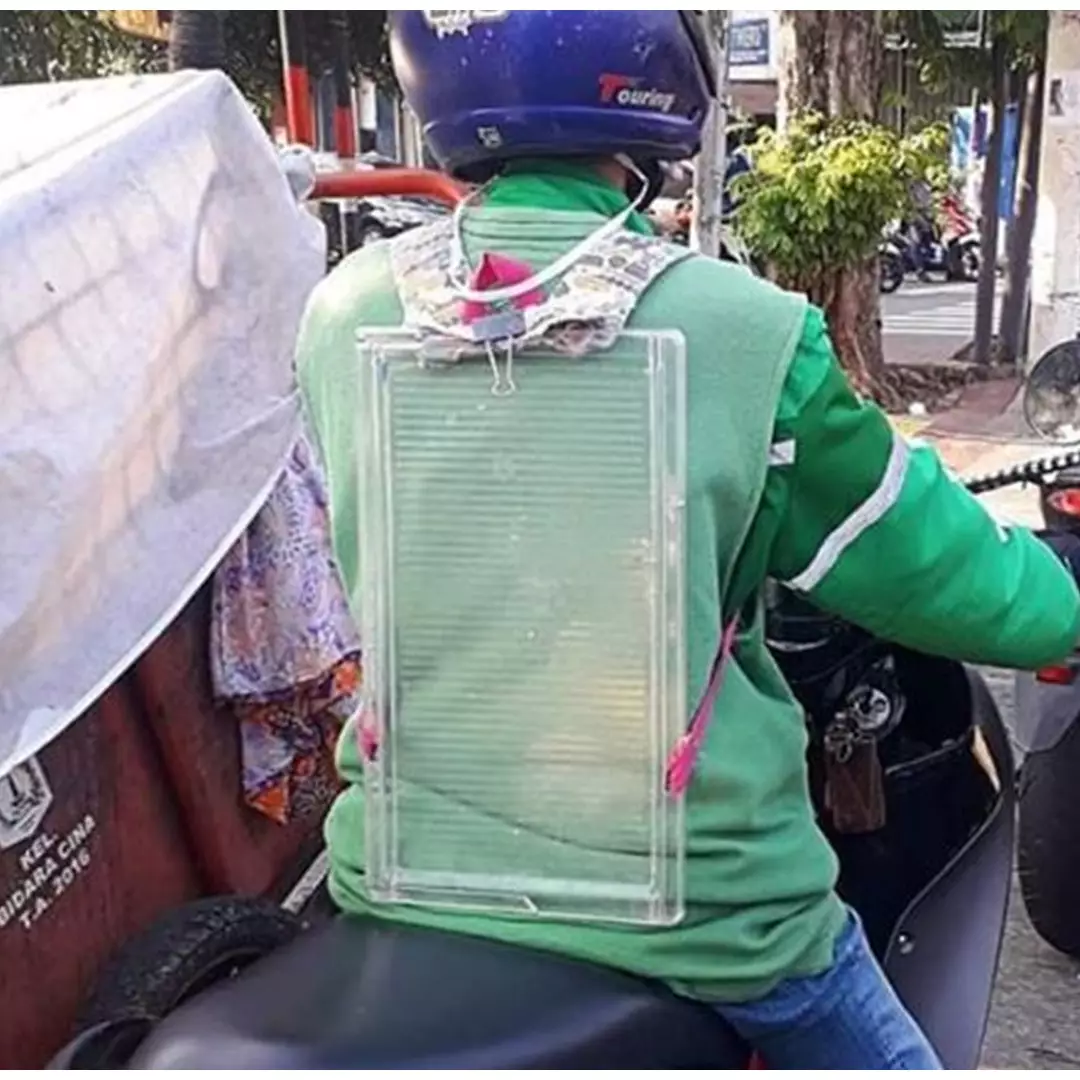 9 Cara unik driver ojek online jaga jarak dengan penumpang saat wabah