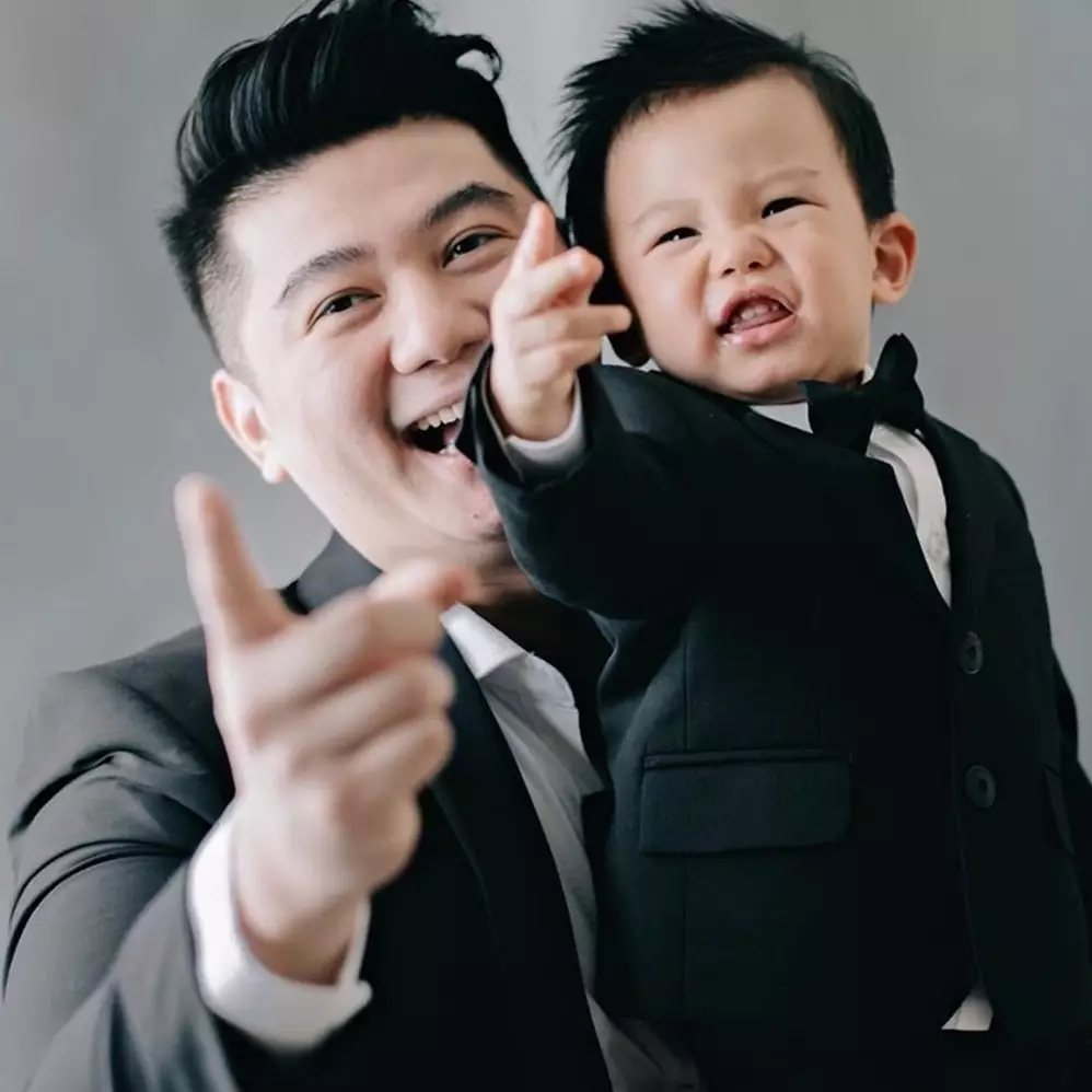 Putranya ultah ke-1, ini 9 gaya pemotretan keluarga Chef Arnold