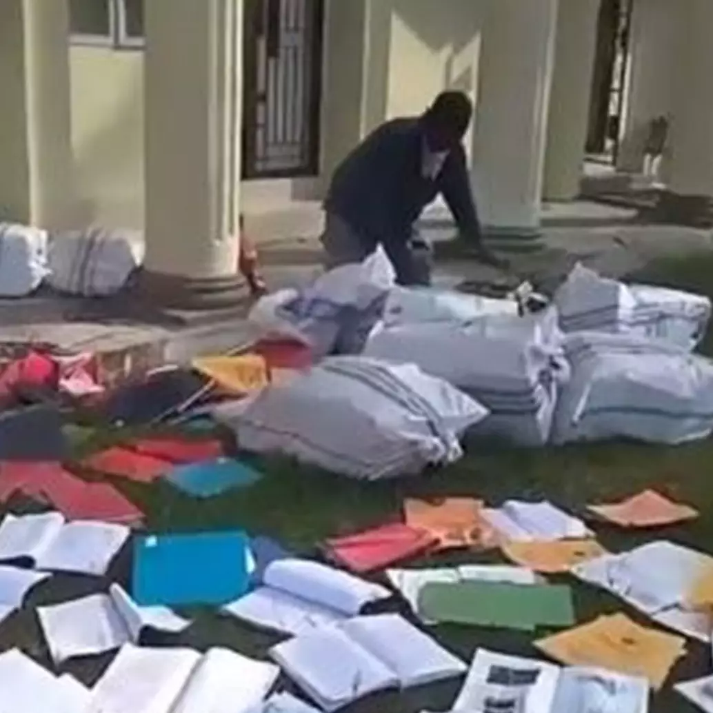 Viral video skripsi dibuang dari jendela kampus, ini 4 faktanya