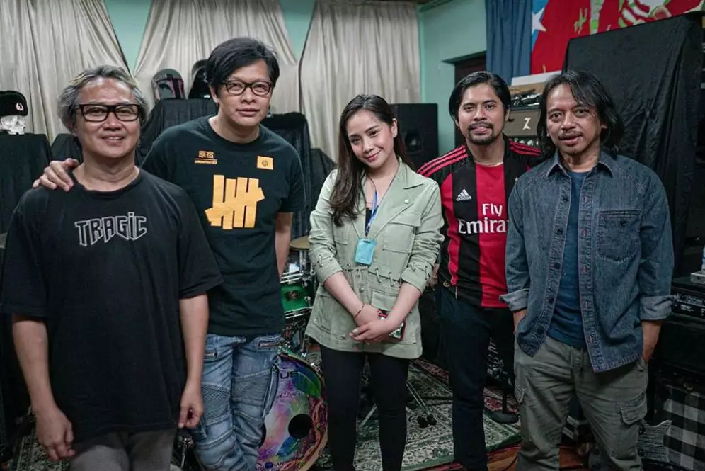 seleb pakai kalung antivirus berbagai sumber