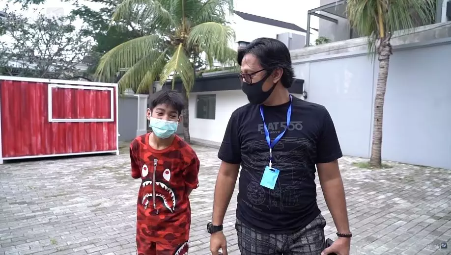 seleb pakai kalung antivirus berbagai sumber