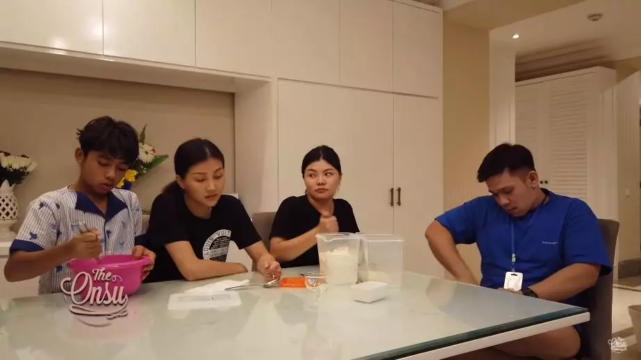 seleb pakai kalung antivirus berbagai sumber