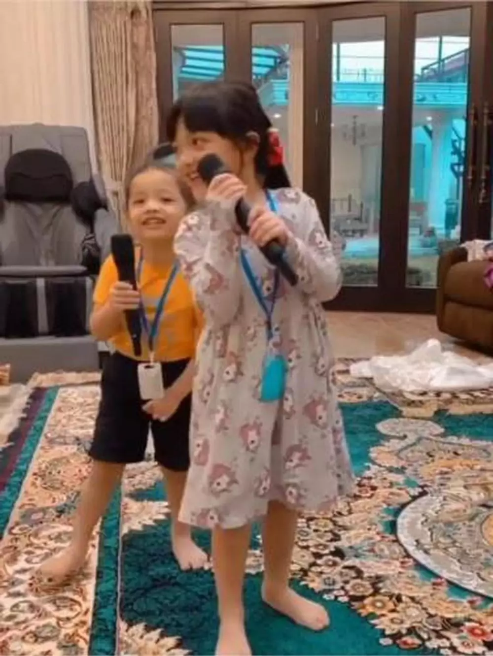 seleb pakai kalung antivirus berbagai sumber