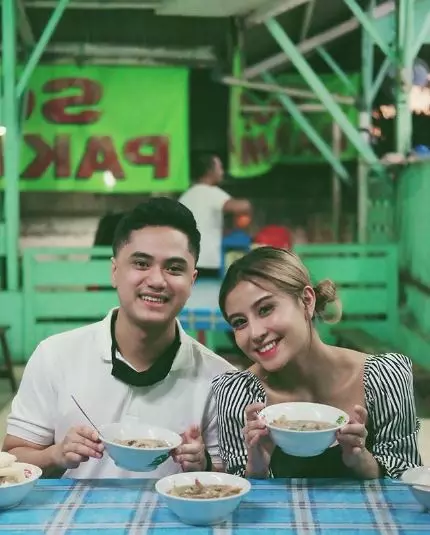 Awkarin lesehan di angkringan © 2020 brilio.net Awkarin lesehan di angkringan © 2020 brilio.net