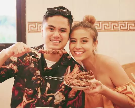 Awkarin lesehan di angkringan © 2020 brilio.net Awkarin lesehan di angkringan © 2020 brilio.net