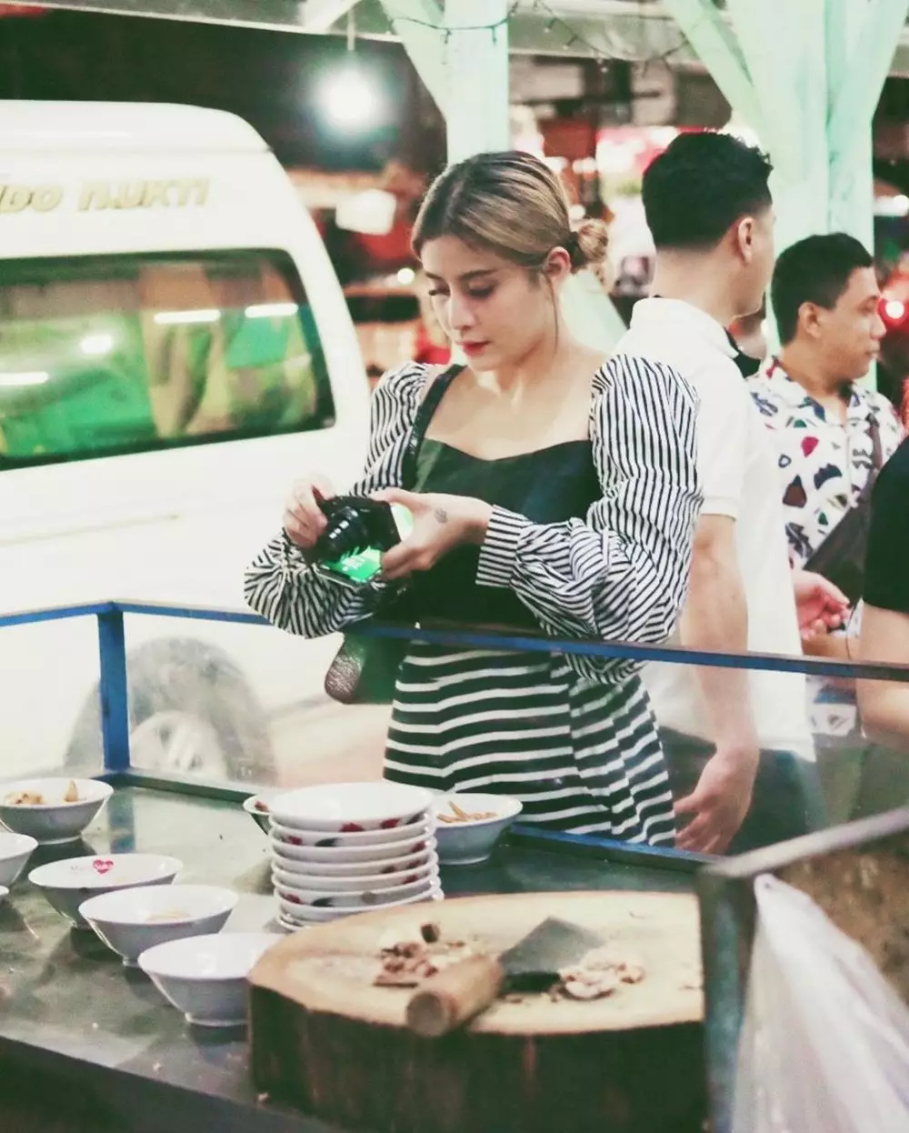 Awkarin lesehan di angkringan © 2020 brilio.net Awkarin lesehan di angkringan © 2020 brilio.net