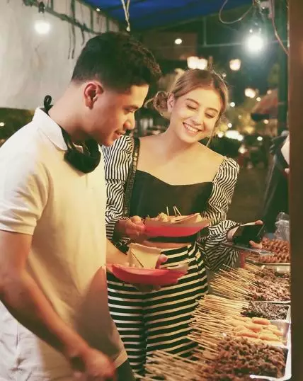 Awkarin lesehan di angkringan © 2020 brilio.net Awkarin lesehan di angkringan © 2020 brilio.net