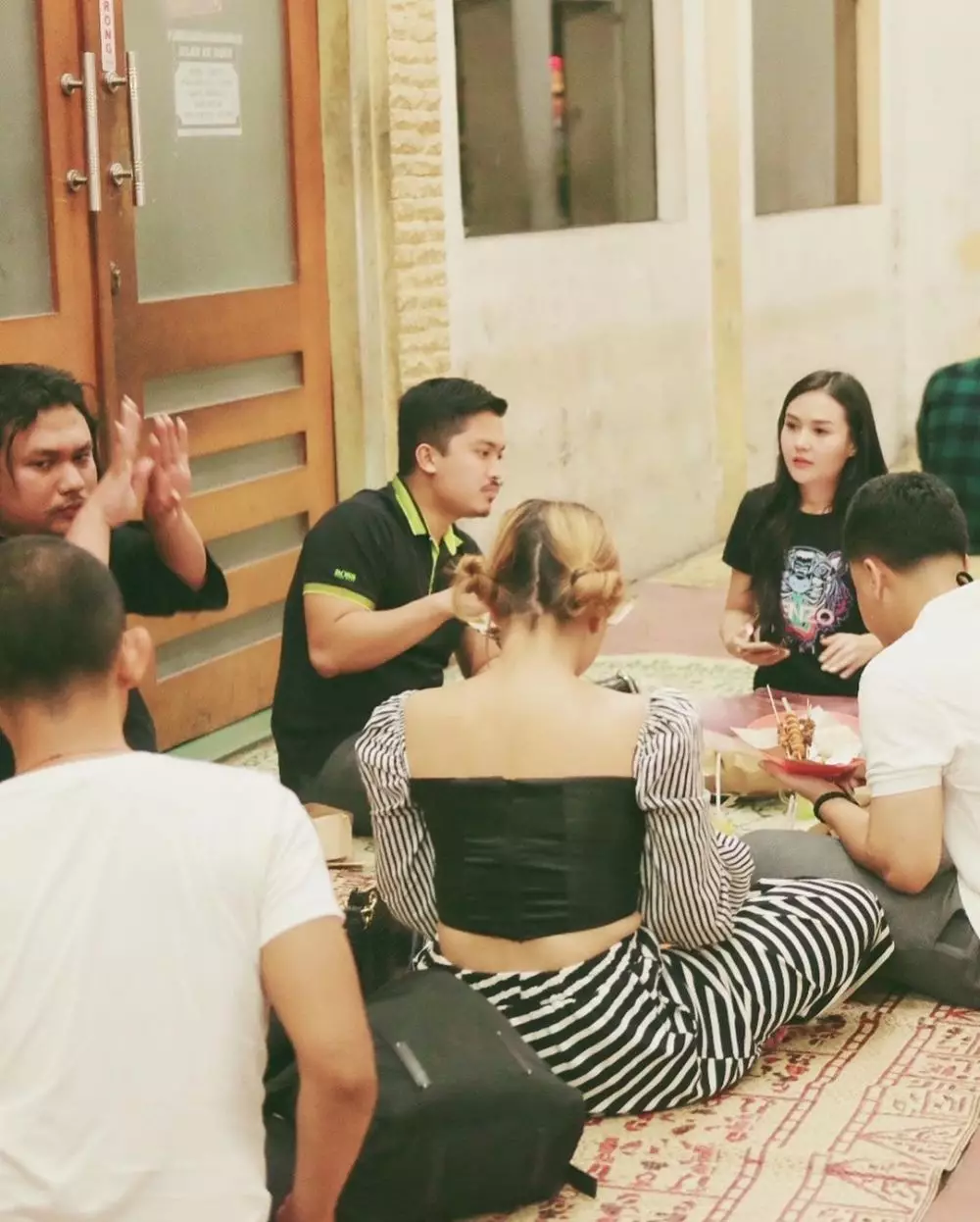 Awkarin lesehan di angkringan © 2020 brilio.net Awkarin lesehan di angkringan © 2020 brilio.net