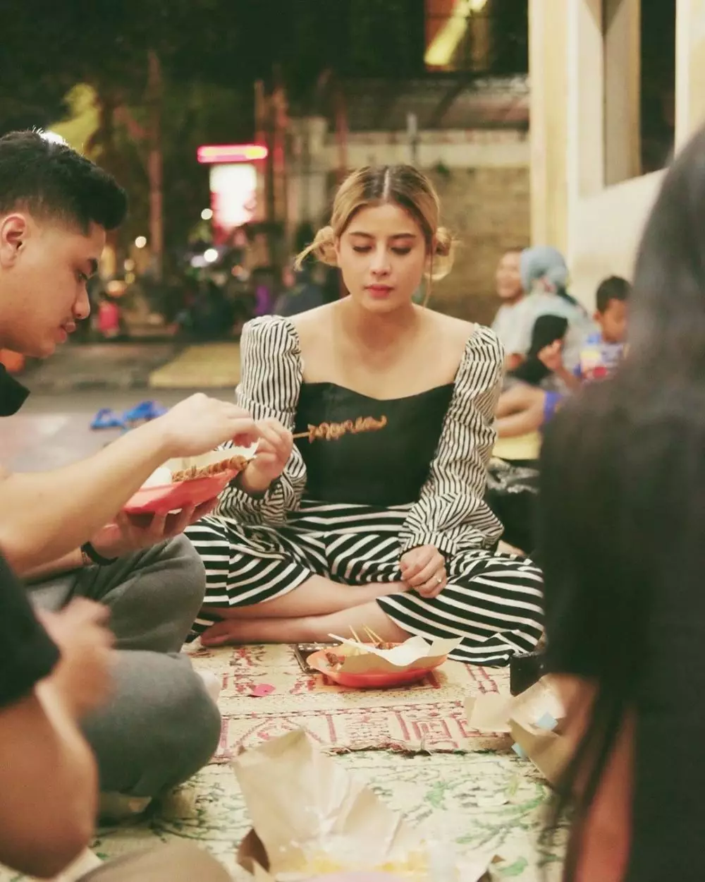 Awkarin lesehan di angkringan © 2020 brilio.net Awkarin lesehan di angkringan © 2020 brilio.net