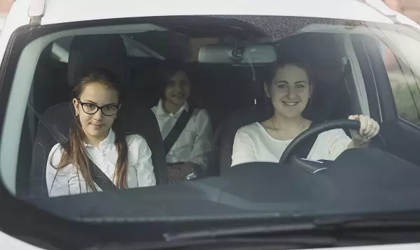 perjalanan luar kota naik mobil pribadi © 2020 brilio.net