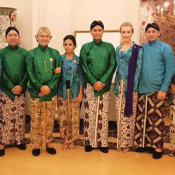 Varsha Strauss dan keluarga Cendana Instagram Varsha Strauss dan keluarga Cendana Instagram