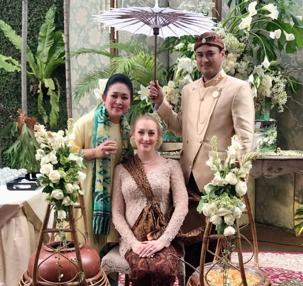 Varsha Strauss dan keluarga Cendana Instagram Varsha Strauss dan keluarga Cendana Instagram