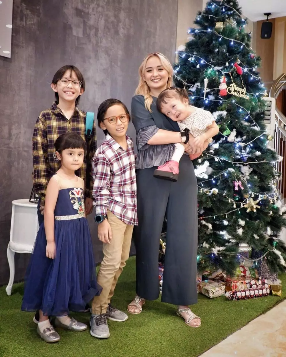 Artis cantik banyak anak Berbagai sumber