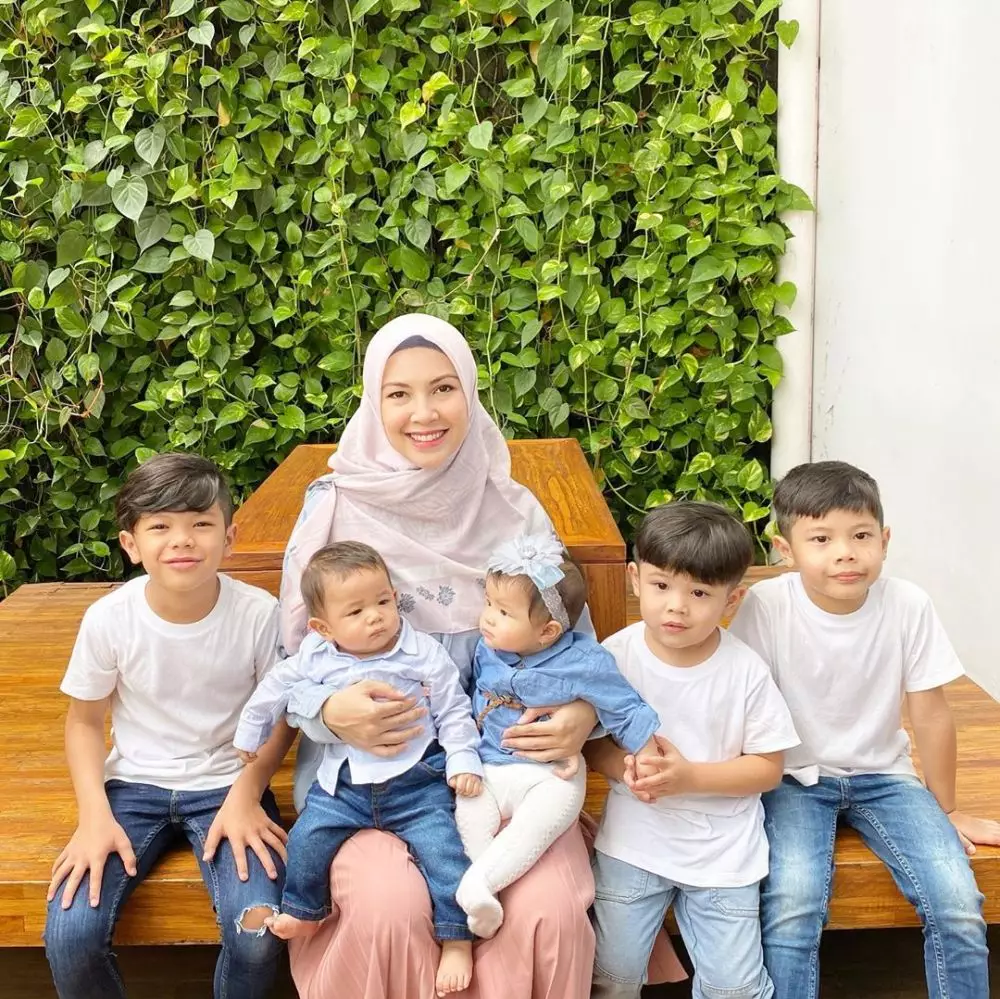 Artis cantik banyak anak Berbagai sumber