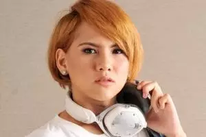 8 Potret Evelyn Anjani berambut panjang ini bikin pangling