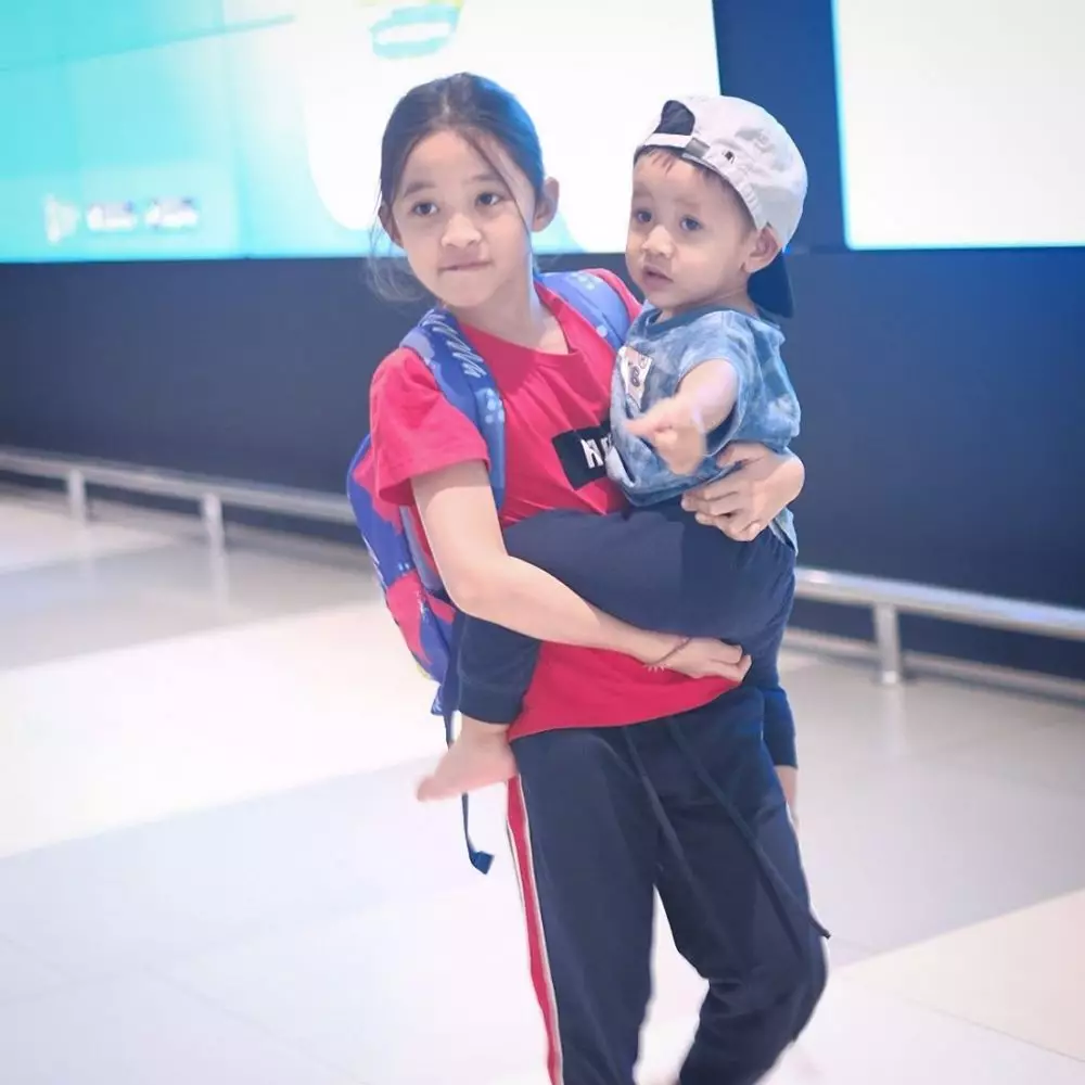 Gaya Sybil momong adik © 2020 brilio.net