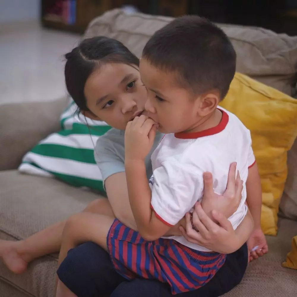 Gaya Sybil momong adik © 2020 brilio.net