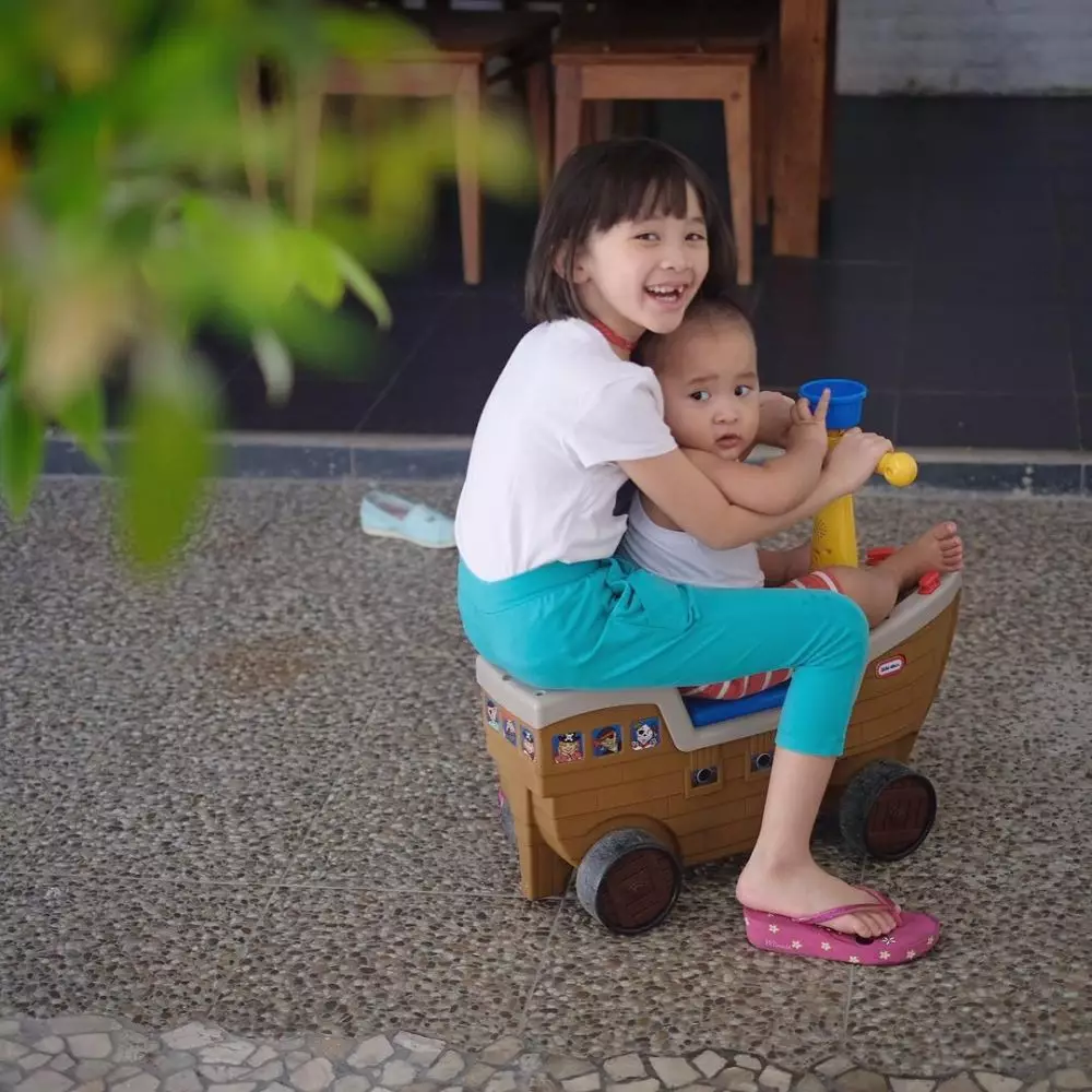 Gaya Sybil momong adik © 2020 brilio.net