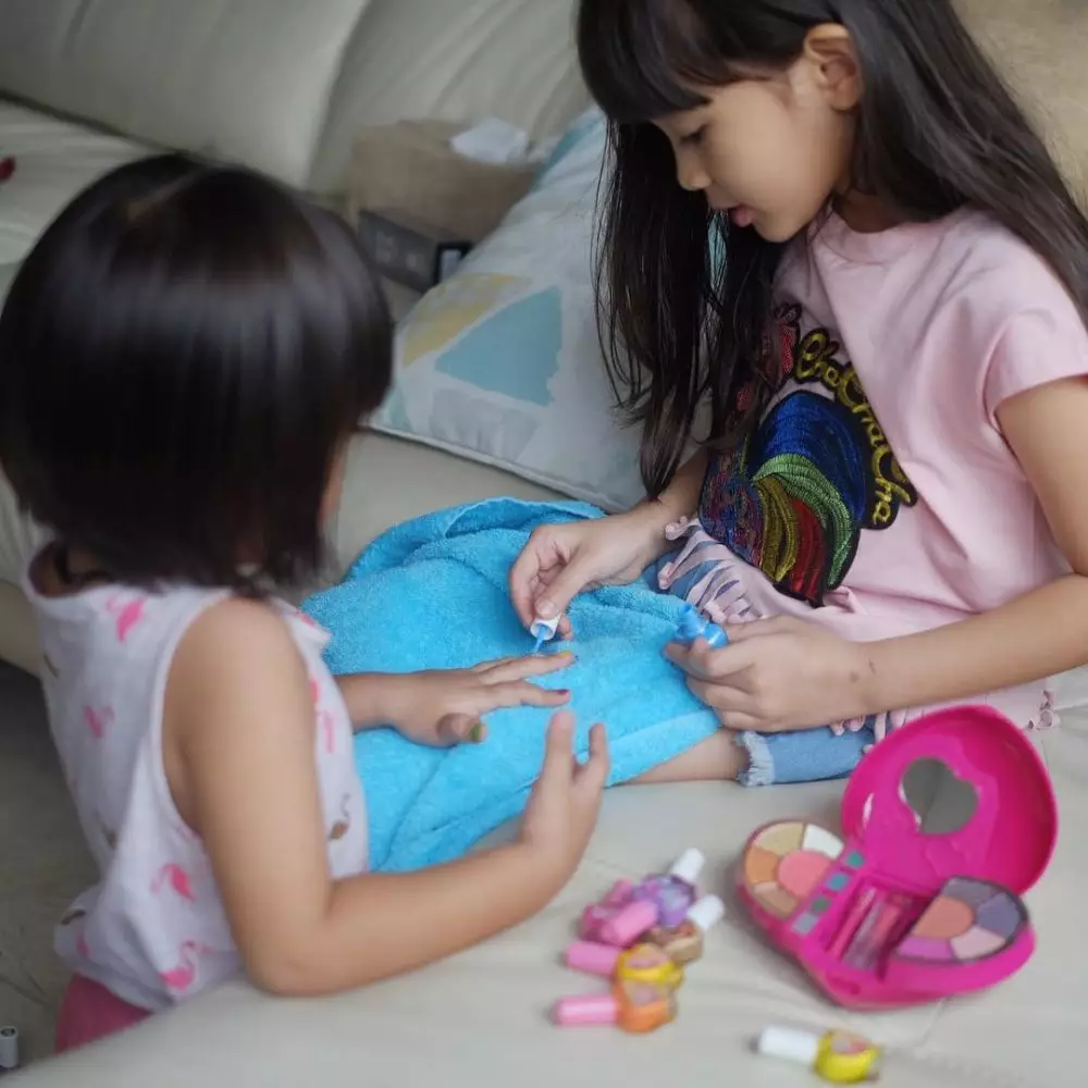 Gaya Sybil momong adik © 2020 brilio.net