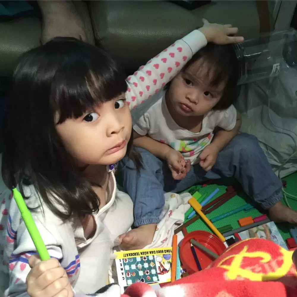 Gaya Sybil momong adik © 2020 brilio.net