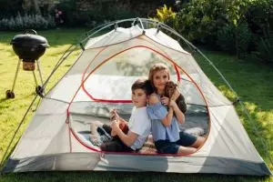 10 Ide berkemah di halaman rumah yang menyenangkan