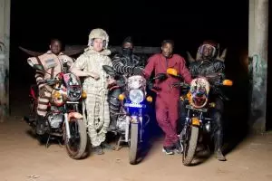 7 Potret kostum ojek online Afrika ini uniknya bukan main