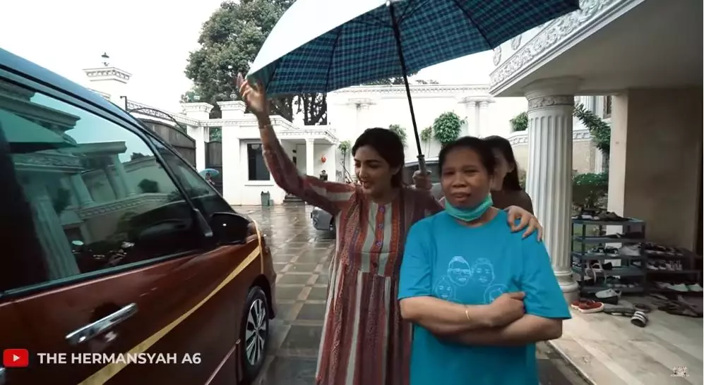 Ashanty mobil pengasuh instagram  Ashanty mobil pengasuh instagram